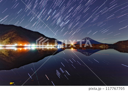 精進湖湖畔から見る富士山の夜景と昇る冬の星座 117767705