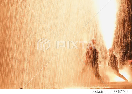 幻想的な光の降り注ぐ手筒花火 幻想的な光の降り注ぐ手筒花火 117767765