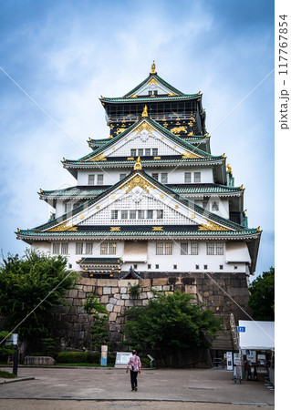Views of Osaka Castle in evening in Japan  117767854