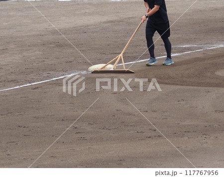 野球場の整備作業 117767956