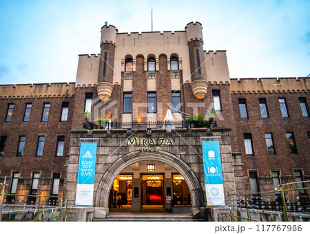 Views of Osaka Castle in evening in Japan Views of Osaka Castle in evening in Japan 117767986