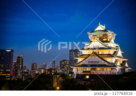 Views of Osaka Castle in evening in Japan  117768016