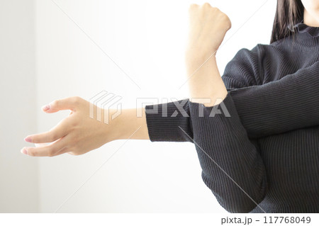 ストレッチをする女性 117768049