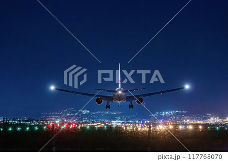 夜の伊丹空港に着陸する飛行機 117768070