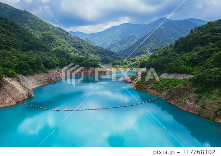 奥四万ブルーが映える奥四万湖 奥四万ブルーが映える奥四万湖 117768102