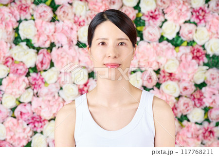 タンクトップを着た女性 117768211