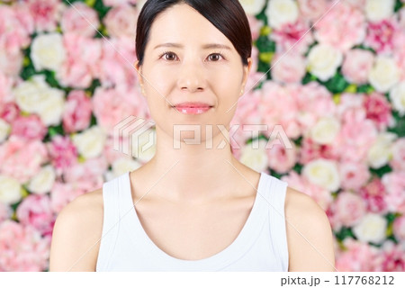 タンクトップを着た女性 117768212