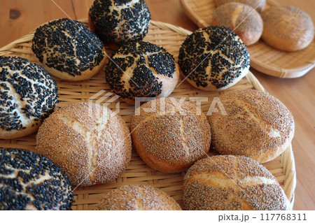 自家製のドイツパン 自家製のドイツパン 117768311