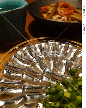 きれいに並んだキビナゴの刺身 117768312