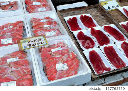 市場で売られる鮭 市場で売られる鮭 117768330