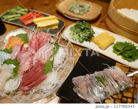 おいしいお刺身盛り合わせ おいしいお刺身盛り合わせ 117768343