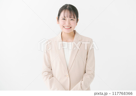 ベージュのジャケットを着た20代女性 117768366