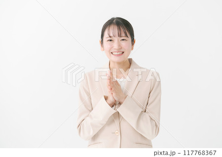 ベージュのジャケットを着た20代女性 ベージュのジャケットを着た20代女性 117768367