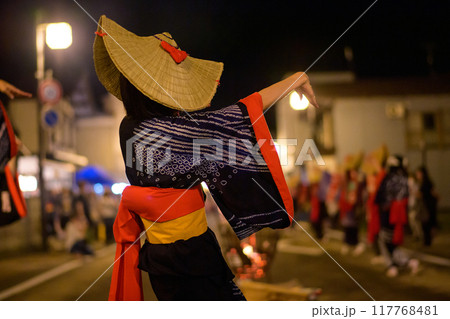 藍染浴衣と編み笠で踊る女性 西馬音内盆踊り 2024年 秋田県 藍染浴衣と編み笠で踊る女性 西馬音内盆踊り 2024年 秋田県 117768481