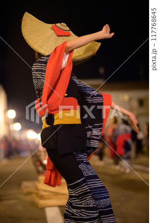 西馬音内盆踊り　藍染浴衣と編み笠で踊る女性　2024年　秋田県 117768645