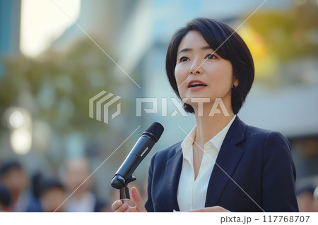 女性政治家の街頭演説	 117768707