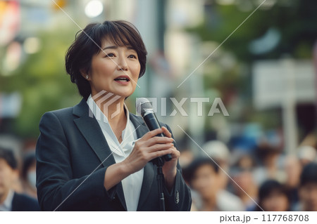 女性政治家の街頭演説	 117768708