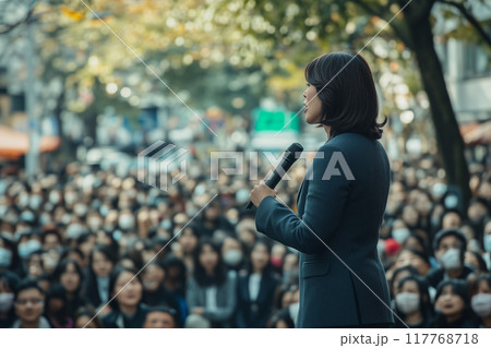 女性政治家の街頭演説。後ろ姿。 117768718