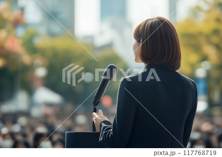 女性政治家の街頭演説。後ろ姿。 117768719