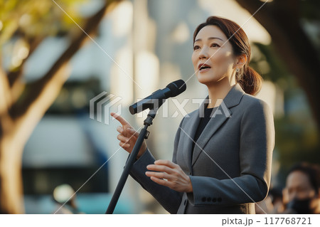 女性政治家の街頭演説	 117768721