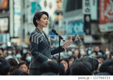 女性政治家の街頭演説	 117768723