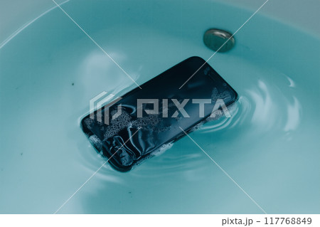 浴槽に落下したスマートフォン。水没のイメージ	 117768849