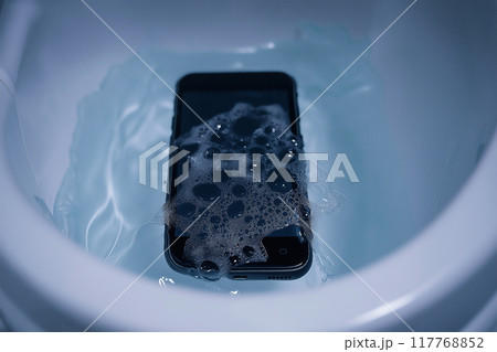 トイレ、便器に落下したスマートフォン。水没のイメージ	 117768852