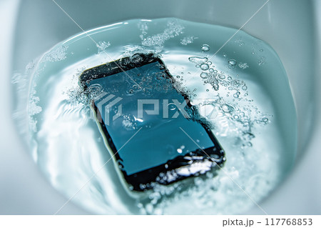 トイレ、便器に落下したスマートフォン。水没のイメージ	 117768853