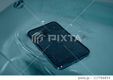 浴槽に落下したスマートフォン。水没のイメージ	 117768854