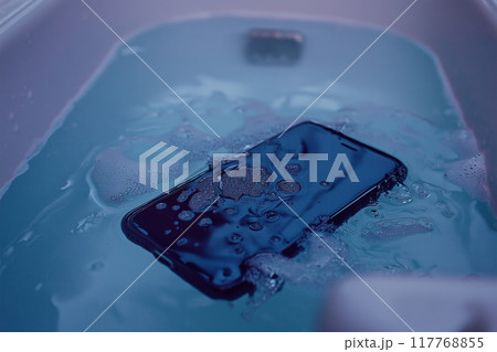 浴槽に落下したスマートフォン。水没のイメージ	 117768855