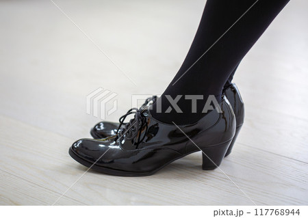 黒い女性用革靴 黒い女性用革靴 117768944