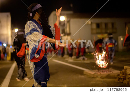 藍染浴衣に彦三頭巾で踊る男性　西馬音内盆踊り　2024年　秋田県 117768966
