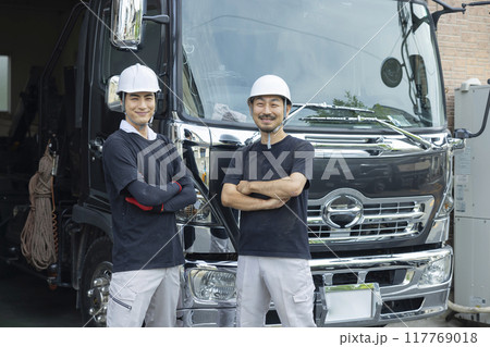 トラックで作業する作業員　　 117769018