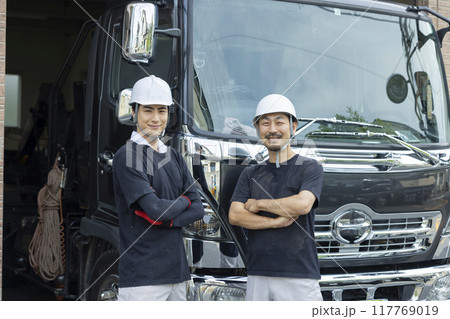 トラックで作業する作業員 トラックで作業する作業員 117769019