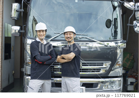 トラックで作業する作業員 トラックで作業する作業員 117769021