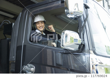 トラックで作業する作業員　　 117769024
