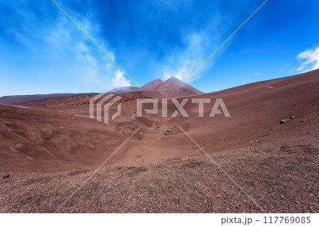 エトナ山の煙る火口と青空 エトナ山の煙る火口と青空 117769085