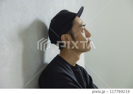 キャップの男性　 117769219