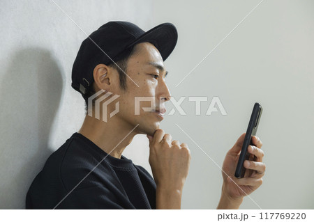 キャップの男性　 117769220