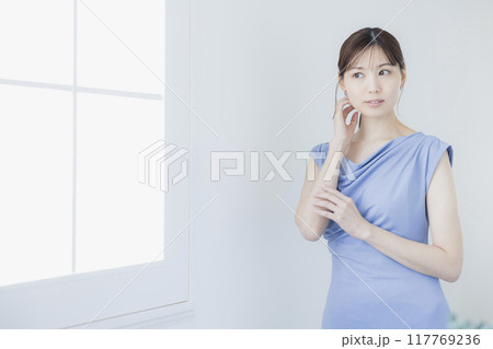 水色のドレスの女性 水色のドレスの女性 117769236