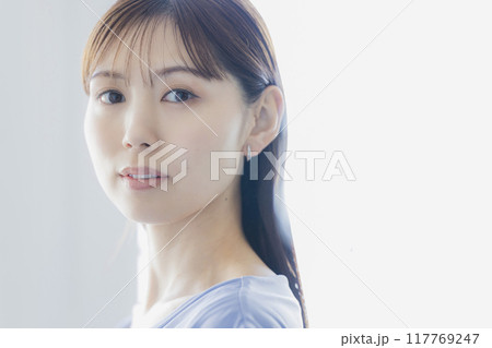 水色のドレスの女性　 117769247