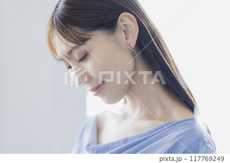 水色のドレスの女性 水色のドレスの女性 117769249