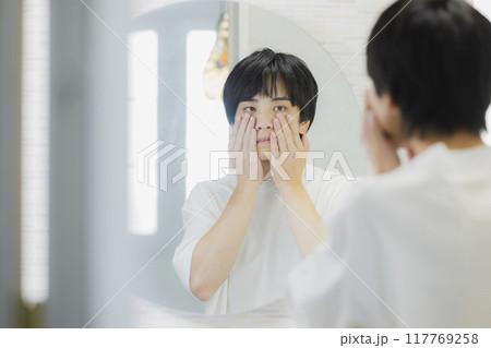 洗面所でスキンケアする男性 洗面所でスキンケアする男性 117769258