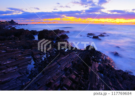 マジックアワーの空を背景にした室戸ユネスコ世界ジオパーク行当黒見海岸サイトの夕景　Ver4 117769684