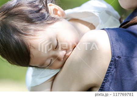 ママに抱っこされ居眠りする子ども 117769781