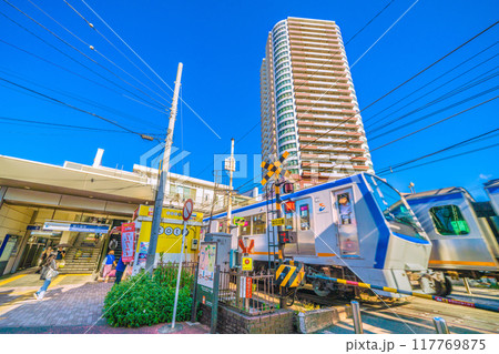 日本の横浜都市景観　8月。SOTETSU　鶴ケ峰駅や電車、タワマンなどを望む＝令和6年8月25日 117769875