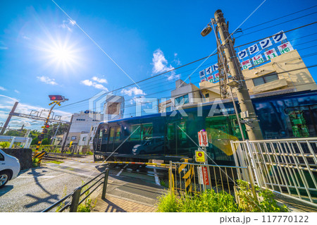 日本の横浜都市景観　8月。SOTETSU　鶴ケ峰駅前の踏切や電車、非常ボタンなどを望む＝25日 117770122