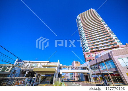 日本の横浜都市景観 8月。SOTETSU 鶴ケ峰駅やタワーマンションなどを望む=令和6年8月2 日本の横浜都市景観 8月。SOTETSU 鶴ケ峰駅やタワーマンションなどを望む=令和6年8月2 117770198