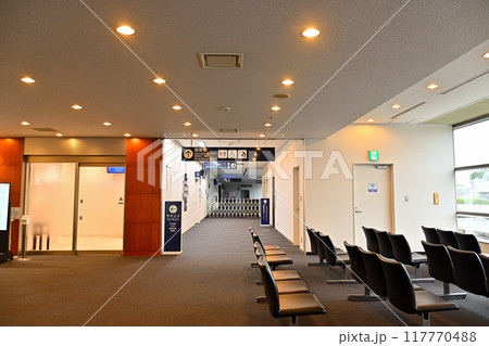 富山空港の搭乗待合室 117770488