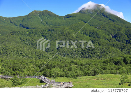 【北海道】晴天の知床連峰 117770797